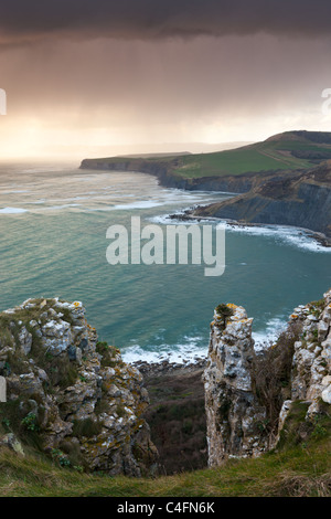 Sturm nähert sich der Purbeck Küste betrachtet von Emmetts Hill, Dorset, England. Winter (Februar) 2011. Stockfoto