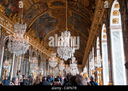 Massen von Touristen besuchen das Schloss von Versailles und Spiegelsaal, Paris, Frankreich. Stockfoto