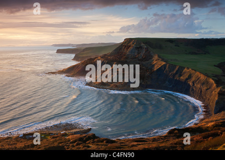 Sturm-Licht erhellt Chapmans Pool und Houns Tout Cliff, gesehen von St. Aldhelm Kopf, Dorset, England. Stockfoto