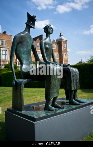 "König & Königin" Henry Moore Skulpturen auf dem Gelände des Hatfield House. Stockfoto