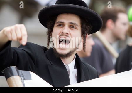 Anti-israelische Demonstranten Zange Demonstranten in 2011 feiern Israel Parade auf der Fifth Avenue in New York City am 5. Juni 2011 Stockfoto