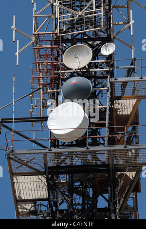 Telekommunikation-Mast mit verschiedenen Antennen Stockfoto