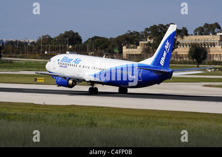 Blue Air Boeing 737-400 am Start Stockfoto