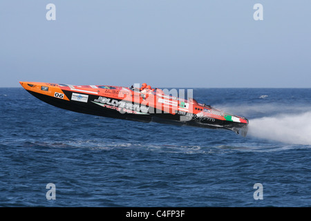 Supersport-Klasse Boot Nr. 06 bekommt Jolly fahren in der Luft während der UIM-Ozean-Grand-Prix-Sprint-Rennen, Malta, 11. Juni 2011 Stockfoto