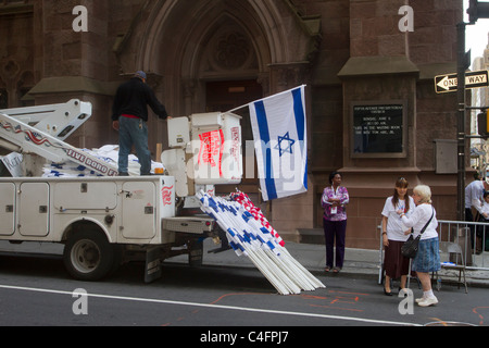 Arbeiter entladen israelische Fahnen in Vorbereitung für die 37. jährlichen Israel Day Parade auf der Fifth Avenue in New York City am 6. Juni 2011 Stockfoto