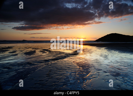 Sonnenuntergang am Strand Newgale, Pembrokeshire, Südwales Stockfoto