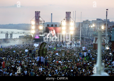 Eine riesige Menschenmenge schätzungsweise über 200000, die Norman Cook bei der Fatboy Slim Big Beach Boutique Party am Brighton Seafront in Aktion sah. Juli 2002 Stockfoto