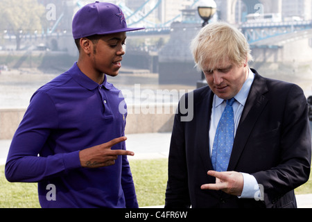 Rapper Chipmunk verbindet Londoner Bürgermeister Boris Johnson am Rathaus im Rahmen des Rhythmus der London 2011 Stockfoto