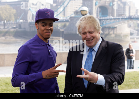 Rapper Chipmunk verbindet Londoner Bürgermeister Boris Johnson am Rathaus im Rahmen des Rhythmus der London 2011 Stockfoto
