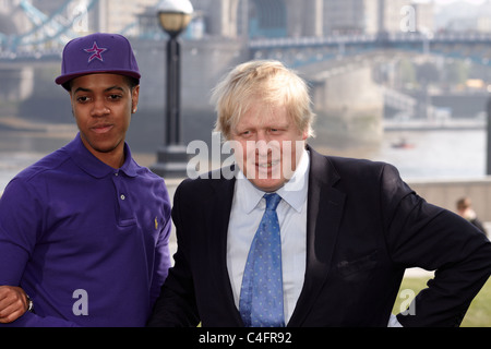 Rapper Chipmunk verbindet Londoner Bürgermeister Boris Johnson am Rathaus im Rahmen des Rhythmus der London 2011 Stockfoto