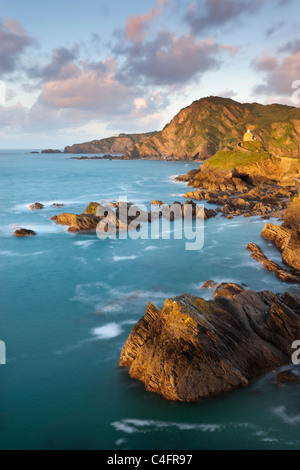 St.-Nikolaus-Kapelle und Beacon Point auf der felsigen Küste von Ilfracombe, Devon, England. Frühjahr (Mai) 2011. Stockfoto