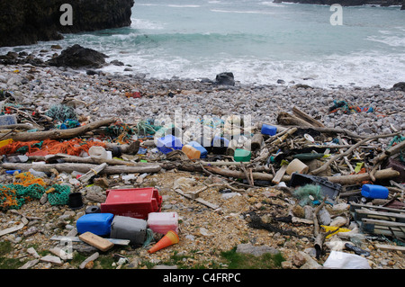 Müll angespült an einem Strand in Wales Stockfoto