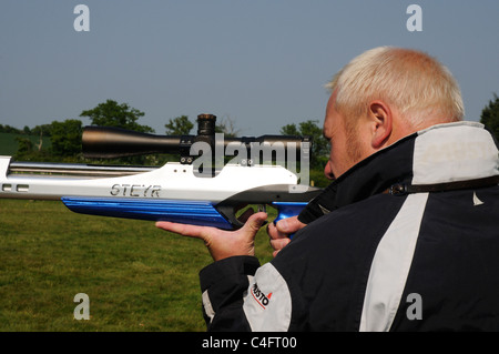 Ein Mann auf der Suche durch die Sehenswürdigkeiten von einem Luftgewehr Stockfoto
