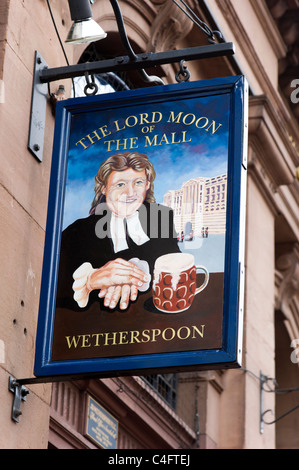 Pub Schild mit Porträt von Tim Martin, Gründer und Chairman von JD Gasthaus Pub-Kette, London, UK Stockfoto