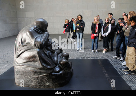 Menschenmassen auf der Suche an der Skulptur "Mutter mit ihren toten Sohn" in der neuen Wache in Berlin, Deutschland Stockfoto