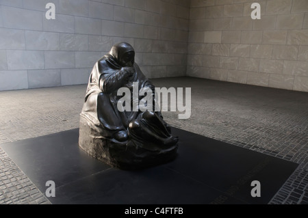 Die Skulptur "Mutter mit ihren toten Sohn" in der neuen Wache in Berlin, Deutschland Stockfoto