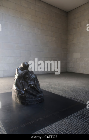 Die Skulptur "Mutter mit ihren toten Sohn" in der neuen Wache in Berlin, Deutschland Stockfoto