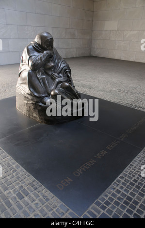 Die Skulptur "Mutter mit ihren toten Sohn" in der neuen Wache in Berlin, Deutschland Stockfoto