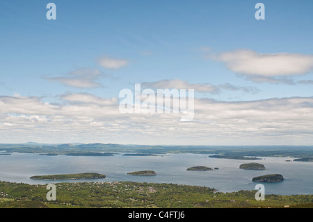 Blick vom Gipfel Weg des Cadillac Mountain Blick über Bar Harbor Bar Island und der Stachelschwein-Inseln. Stockfoto