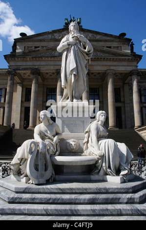 Die Concert Hall (Das Konzerthaus) und die Statue von Schiller am Gendarmenmarkt in Berlin Stockfoto