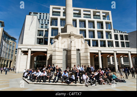 Stadt Büroangestellte am Mittag brechen in Paternoster Square, London, UK Stockfoto