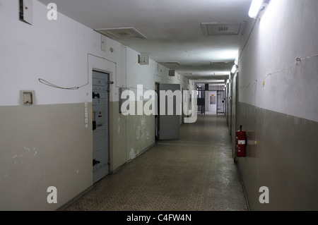 Gänge und Zellen im Hohenschonhausen Gefängnis in Ostberlin, Deutschland Stockfoto