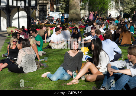 Junge Menschen in Soho Square, London, UK Stockfoto