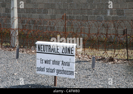 Ein Zeichen in Sachsenhausen Warnung KZ-Häftlinge wenn sie die neutrale Zone betreten sie ohne Vorwarnung erschossen werden Stockfoto