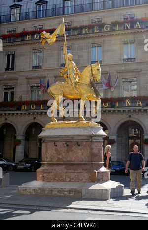 Goldene Statue der Jungfrau von Orléans vor das Hotel Regina in Paris Frankreich. Stockfoto