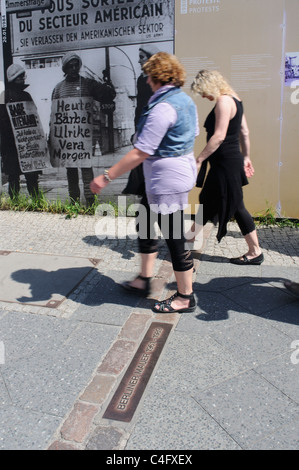 Menschen, die die Trennungslinie, die markiert die Berliner Mauer in Berlin, Deutschland Stockfoto