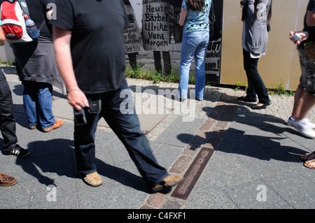 Menschen, die die Trennungslinie, die markiert die Berliner Mauer in Berlin, Deutschland Stockfoto