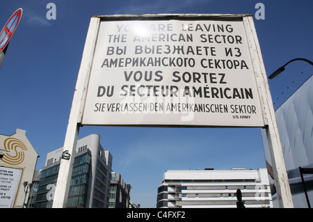 Das Zeichen "Sie verlassen den amerikanischen Sektor am Checkpoint Charlie in Berlin" Stockfoto