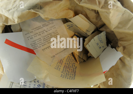 Geheimen Akten auf die Bürger der DDR zerrissen durch abfliegende Stasi-Offiziere in der Panik, bevor die Mauer fiel Stockfoto