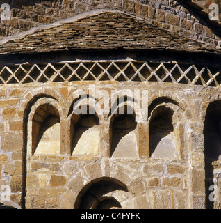 Spanien. Aragon. Beranuy. Romanische Kloster von Santa María de Obarra. Zentralen Apsis mit Lombard Bögen verziert. Detail. Stockfoto