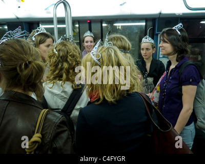 Paris, Frankreich, Gruppe Junge Frauen, die mit dem Metro-Zug reisen, innen Menschen mit dem U-Bahn-Zug Stockfoto