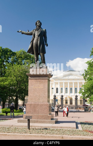 Russland, St. Petersburg, Arts Square Statue von Alexander Pushkin Dichter Schriftsteller & Staatliches Russisches Museum, Mikhaylovskiy Palast Stockfoto