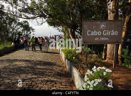 Touristen am Cabo Girao, Madeira, auf 580m die zweite höchste Steilküste in der EU. Stockfoto