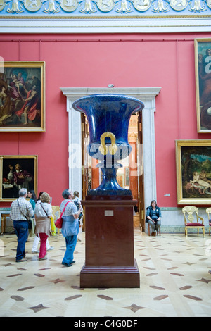 Russland St. Petersburg Hermitage Museum Winterpalast kleine italienische Dachfenster Halle sehr groß massiv große hell blau verzierten Urne Vase vergoldet goldenen Griffe Stockfoto