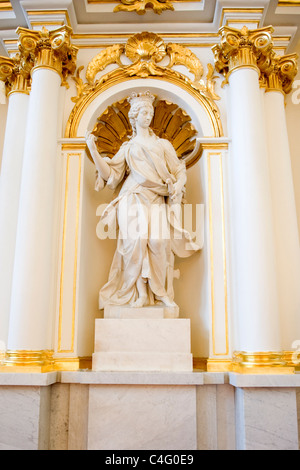 Russland, St. Petersburg, Eremitage Museum Winterpalast, 1762 Bartolomeo Rastrelli Haupttreppe im weißen & gold Detail statue Stockfoto