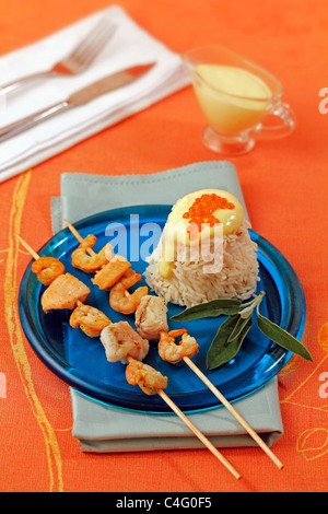 Fisch-Spieße mit Reis und Kaviar. Rezept zur Verfügung. Stockfoto