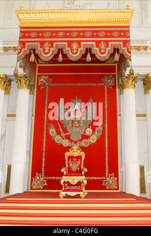 Russland, St. Petersburg, Eremitage Museum Winterpalast, St. Georges Hall mit Kaiserthron mit Romanov Doppel geleitet Adler Stockfoto