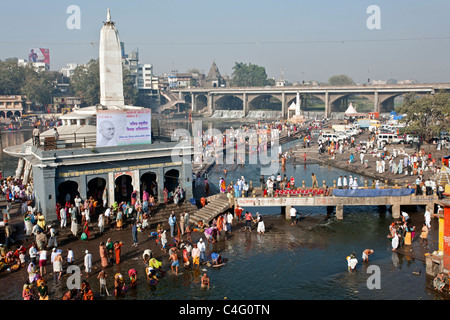 Menschen in den heiligen Wassern des Flusses Godavari Baden. RAM "Kund". Nasik. Maharashtra. Indien Stockfoto