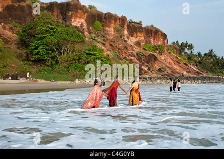 Indische Frauen Baden im arabischen Meer. Varkala Beach. Kerala. Indien Stockfoto