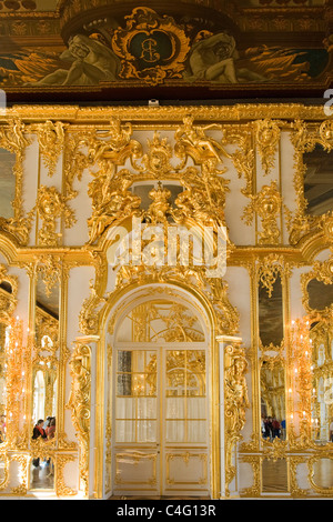 Barock-Katharinenpalast erbaut 1721 verwandelt Zarin Elisabeth Puschkin Tsarskoe Selo vergoldete Tür Surround-detail Stockfoto