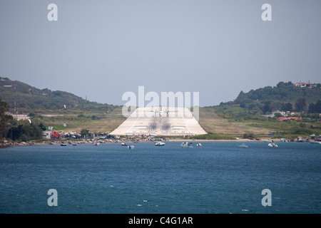 Flugzeug auf der Landebahn in der Nähe der Küste, Skiathos Insel, nördlichen Sporaden, Griechenland Stockfoto