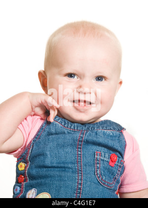 Ein nettes 1 Jahr alten Baby Mädchen mit blauen Augen tragen Jeans und rosa lächelnd vor dem Hintergrund von reinem weiß (255). Stockfoto