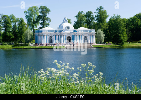 Grotte über Teich oder See Barock-Katharinenpalast erbaut 1721 verwandelt Zarin Elisabeth Puschkin Tsarskoe Selo Stockfoto