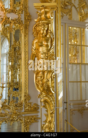 Barock-Katharinenpalast erbaut 1721 verwandelt Zarin Elisabeth Puschkin Tsarskoe Selo vergoldeten Figur detail Stockfoto