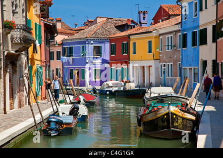 Venedig, Burano, bunte Boote und Häuser Futter Kanal Stockfoto