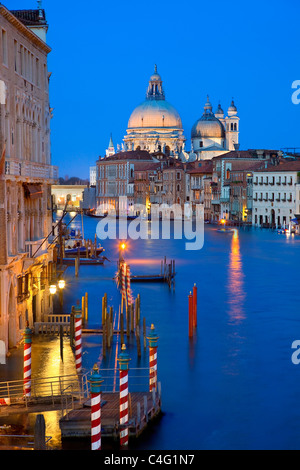 Venedig, Canale Grande und Santa Maria della Salute in der Abenddämmerung Stockfoto